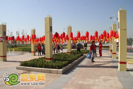 美的城售樓部外一片張燈結(jié)彩，慶賞佳節(jié)