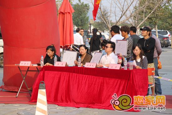 趙度新城杯百姓歌會：評委現場打分