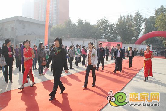 相關(guān)領(lǐng)導(dǎo)和各界朋友步入會(huì)場(chǎng)