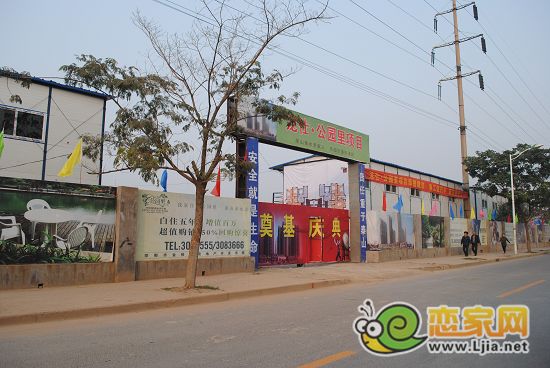 龍仕公園里工地大門