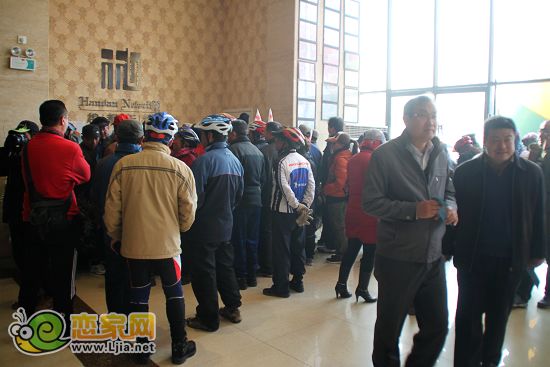 冬泳愛好者領(lǐng)取獎(jiǎng)券
