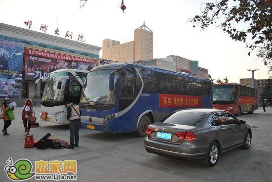 戀家網(wǎng)看房車早早等候在工人劇院