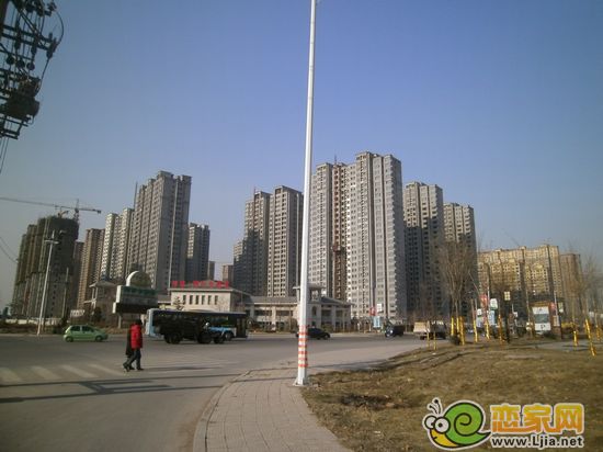阿爾卡迪亞藍(lán)天城其他樓棟均已封頂，正在做內(nèi)部裝修