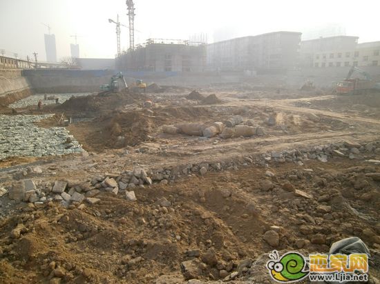 現(xiàn)代海棠灣9、10#樓正在打樁
