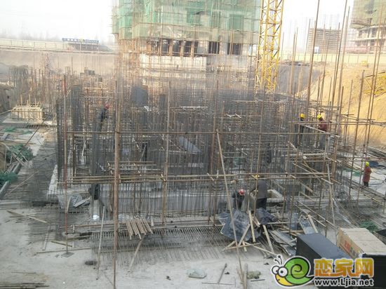 現(xiàn)代海棠灣11#樓正在扎鋼筋