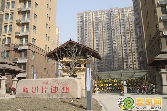 阿爾卡迪亞碧水灣小區(qū)大門(mén)