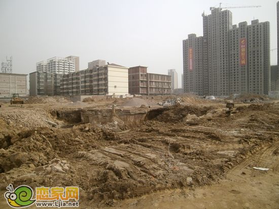 財(cái)智天地工程正在打樁