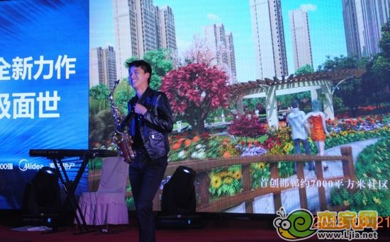 一直相伴業(yè)主的帥氣薩克斯男