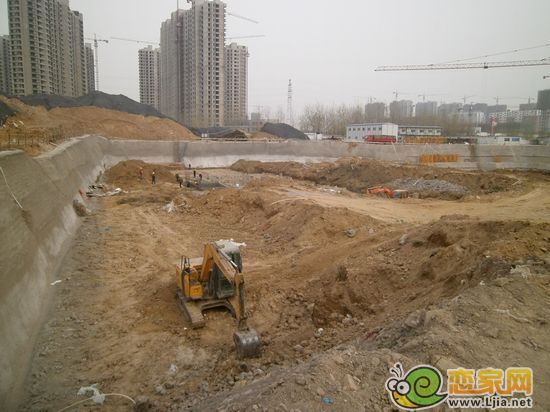 思特利匯鑫灣東區(qū)正在打樁