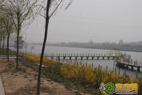 美的城小區(qū)周邊河景