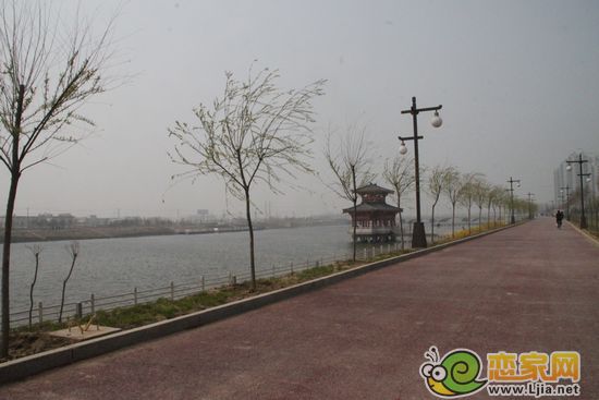 美的城小區(qū)周邊河景