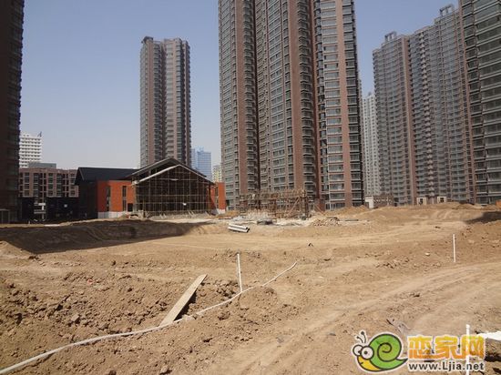 小區(qū)綠化噴頭管道已經(jīng)鋪設(shè)完畢，“東林苑”人工湖施工進(jìn)展順利