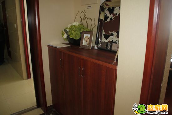 美的城10號樓121㎡樣板房 進(jìn)門處鞋柜設(shè)計
