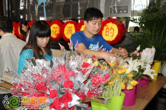 花藝師為業(yè)主挑選鮮花