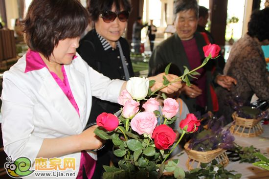 業(yè)主們認(rèn)真的制作節(jié)日禮物
