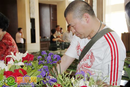 業(yè)主們親手為母親制作鮮花