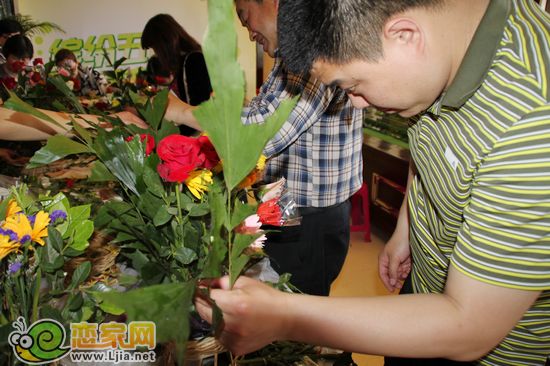 業(yè)主們親手為母親制作鮮花