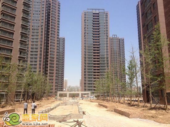 現在的角度是從小區(qū)正門拍攝，和之意大道兩旁的銀杏樹彰顯品質 