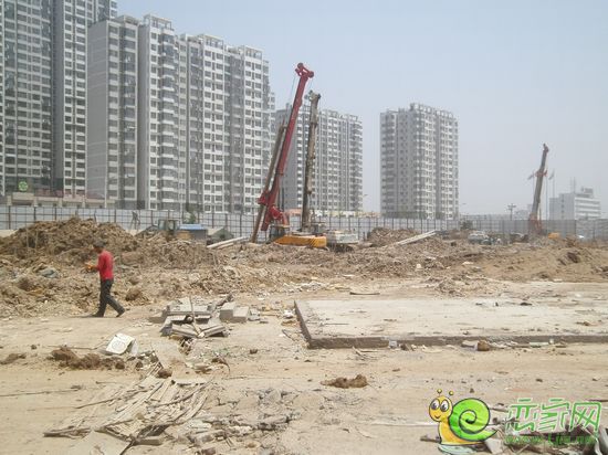 現(xiàn)代奧城5、6號(hào)樓正在打樁