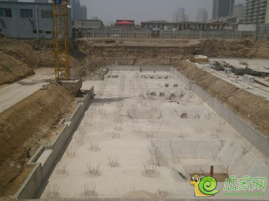 現(xiàn)代奧城7號(hào)樓正在扎鋼筋