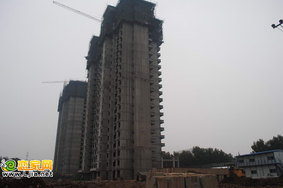 卓昱北苑已經(jīng)封頂?shù)?#、2#樓（2011.09.28）