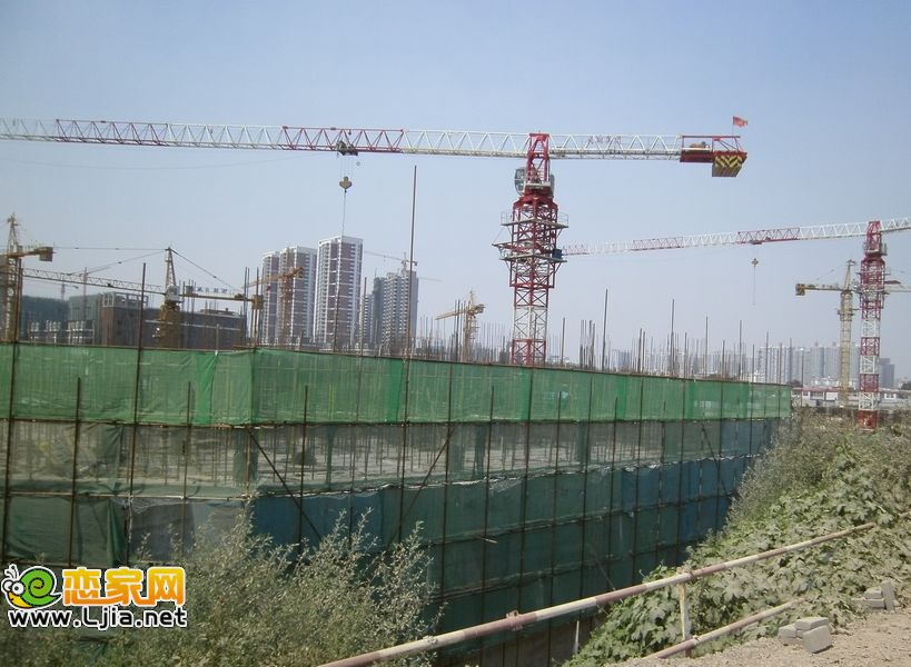 漢成華都工程進(jìn)度，已出地面（2012.8.24）