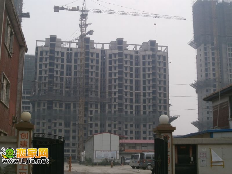 力天鳳凰城5#樓已經(jīng)封頂（2012.10.08）