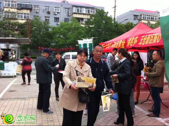 居民拿單頁了解項目情況