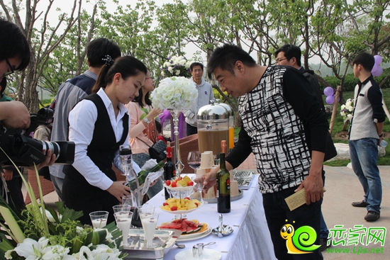 紫岸活動現(xiàn)場品酒的嘉賓