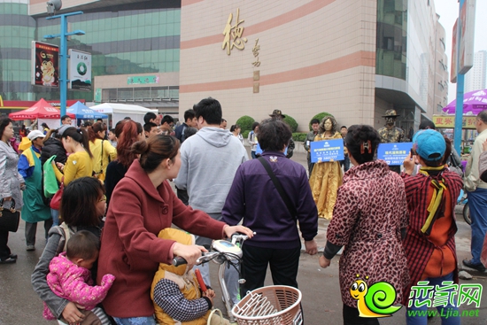 現(xiàn)代建設集團銅人行為藝術(shù)展