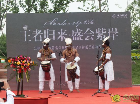 非洲鼓手表演