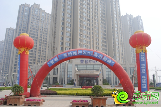 美的城營(yíng)銷(xiāo)中心門(mén)口