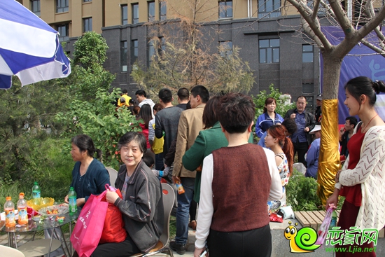 御府天城業(yè)主們向著小區(qū)出發(fā)