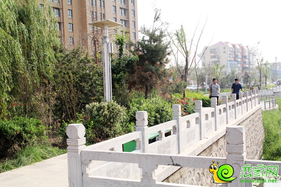 緊鄰御府天城的沁河走道