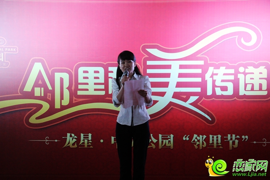 中央公園工作人員在介紹項(xiàng)目和優(yōu)惠政策
