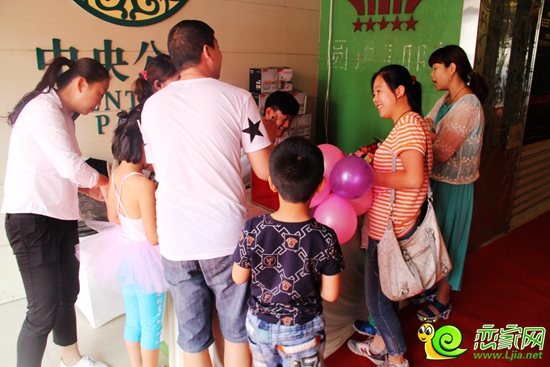 中央公園業(yè)主正在簽到領(lǐng)取抽獎(jiǎng)券
