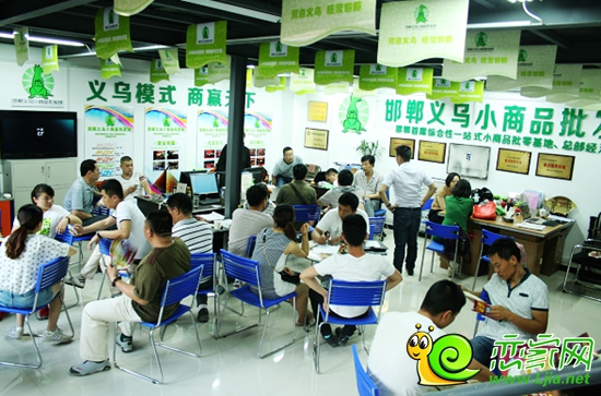 知名小商品市場客商在邯鄲義烏現(xiàn)場內(nèi)了解項目狀況