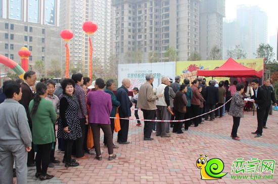 客戶排隊免費領(lǐng)禮品