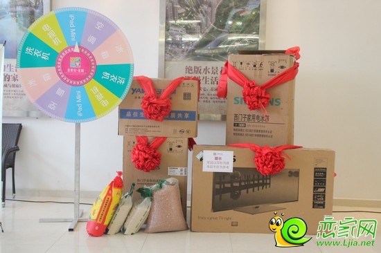 金世紀(jì)花園售樓部內(nèi)擺放的禮品