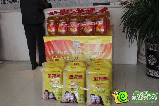 金世紀(jì)花園售樓部內(nèi)擺放的禮品
