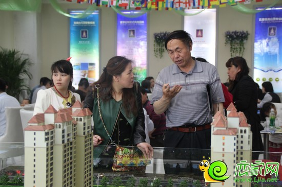 中央名都售樓部?jī)?nèi)客戶咨詢現(xiàn)場(chǎng)