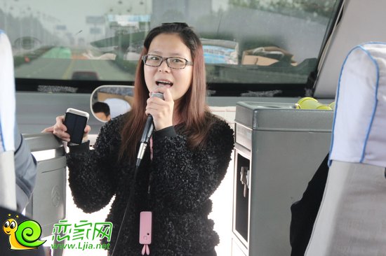 美女置業(yè)顧問為大家深情獻(xiàn)唱