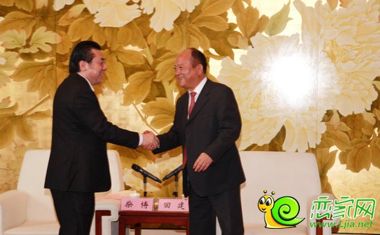 邯鄲市市長回建同尚客中國副總裁柴博就項目規(guī)劃交換意見，回市長對項目表現(xiàn)出極大興趣