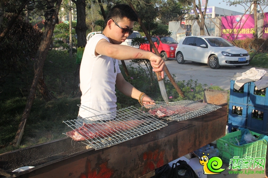 烤魚師正在烤制鯰魚
