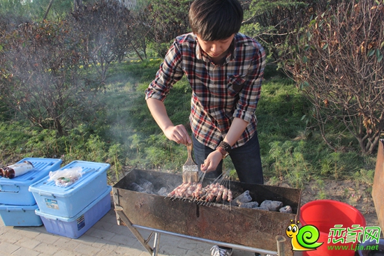 烤魚師正在烤制羊肉串