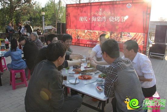 現(xiàn)代海棠灣業(yè)主們舉杯同慶