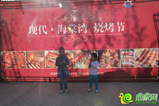 現(xiàn)代海棠灣小業(yè)主正在演唱歌曲