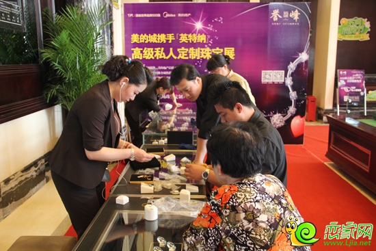 美的城業(yè)主及客戶們正在選購英特納珠寶