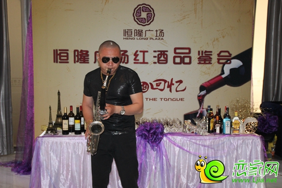 專業(yè)音樂家為大家吹奏薩克斯歌曲