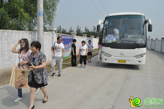 購(gòu)房者下車走進(jìn)項(xiàng)目工地